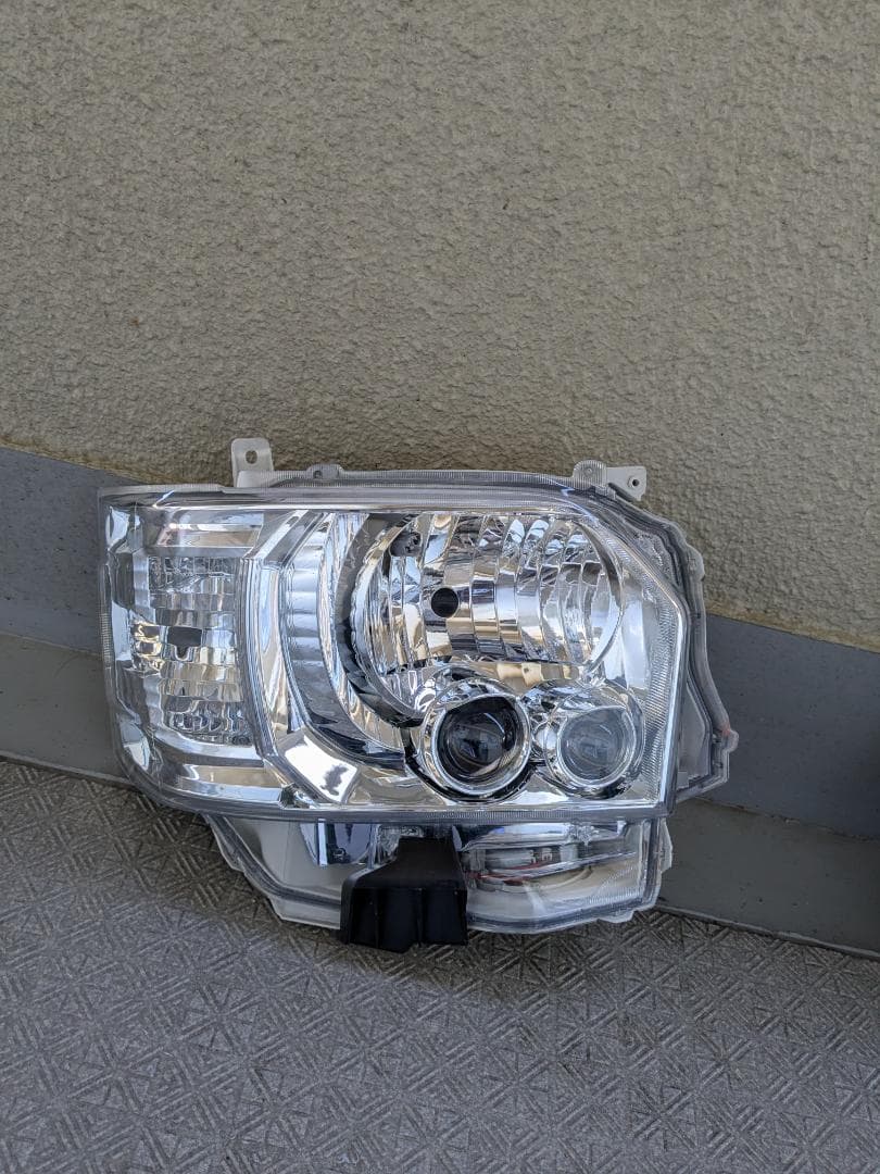 トヨタ　200系４型　ハイエース　ヘッドライト　左右　中古　社外品