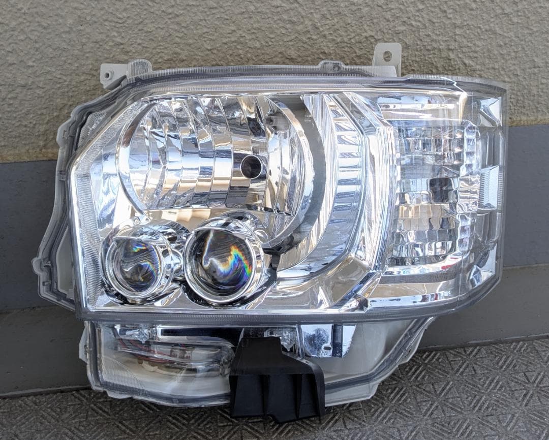 トヨタ　200系４型　ハイエース　ヘッドライト　左右　中古　社外品
