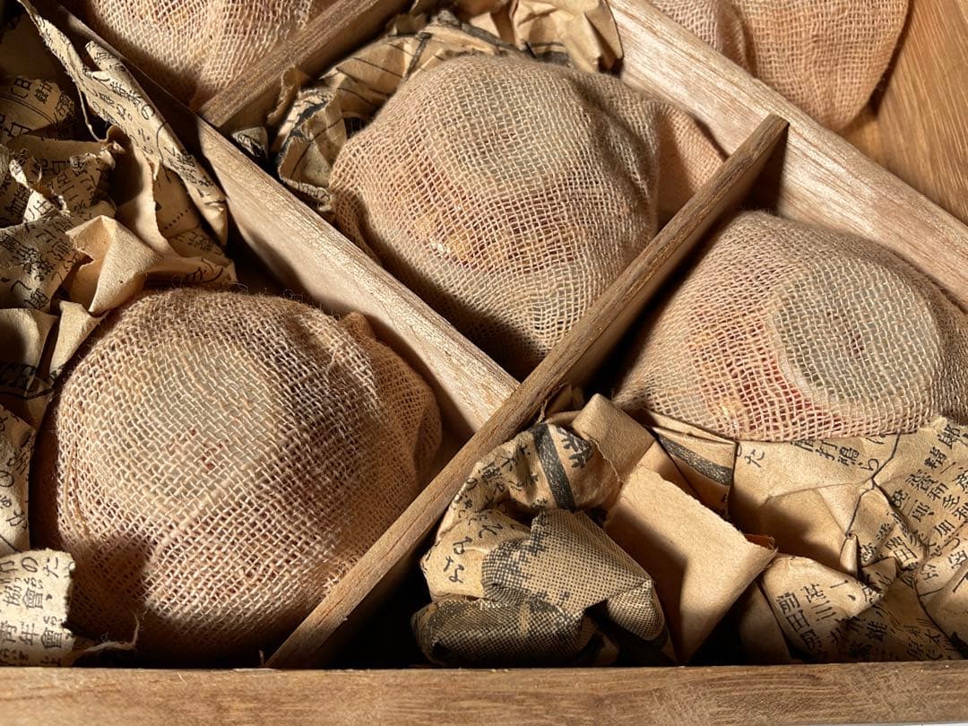 九谷焼／酒盃。五客。【麻布に包まれています　桐箱付き　昭和ノスタルジー】。