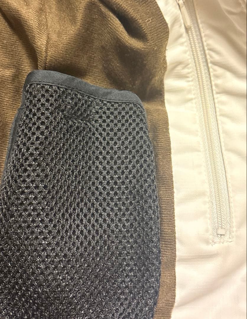 スキーウェアセット　ベージュファー付きホワイトジャケットとブラウンパンツ