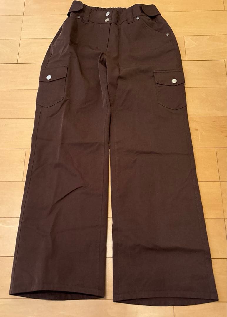 スキーウェアセット　ベージュファー付きホワイトジャケットとブラウンパンツ