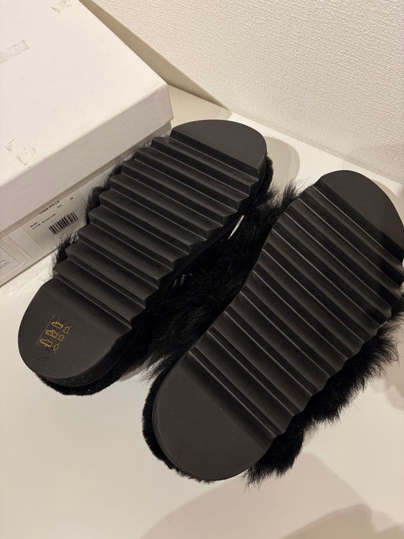 TOGA PULLA トーガ ファー スタッズ シルバーポリッド　サンダル