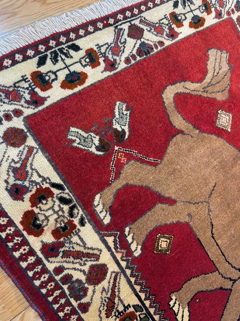 ペルシャ　トライバルラグ　115×95 茜色　ライオン　鳥　花