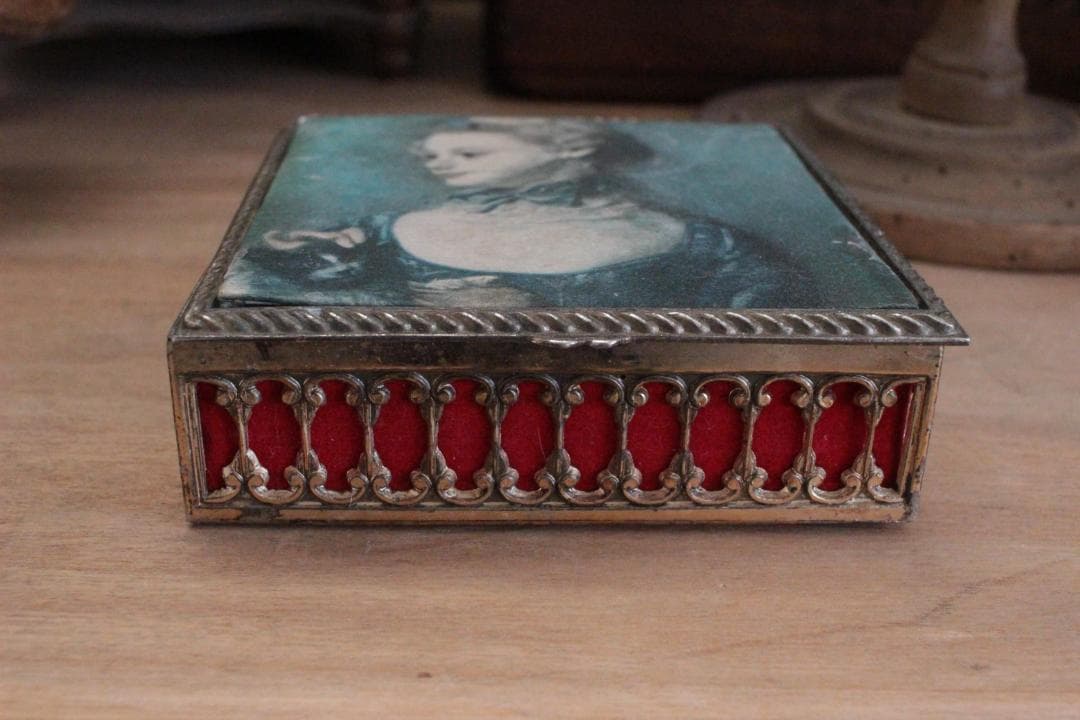 Petite boite・装飾ジュエリーボックス・少女/フランスアンティーク