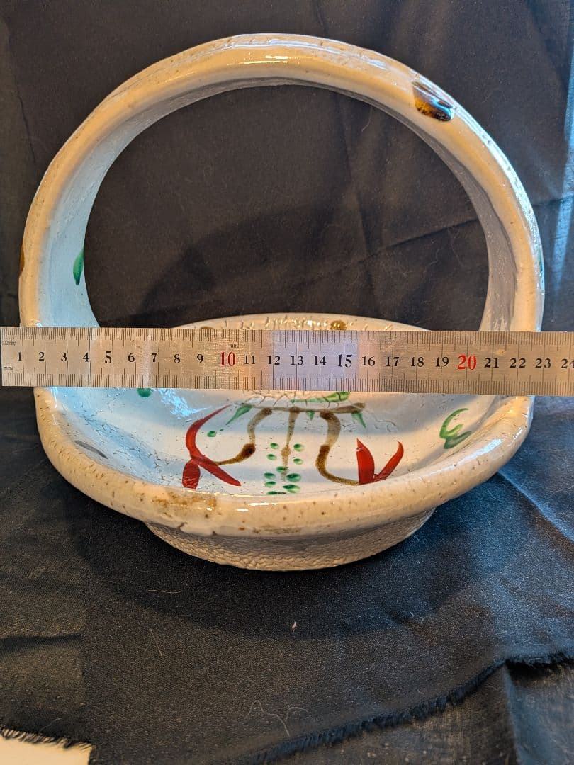 益子作家　松原直之さんの梅花皮赤絵手つき鉢。白地に赤絵が楽しい器です。