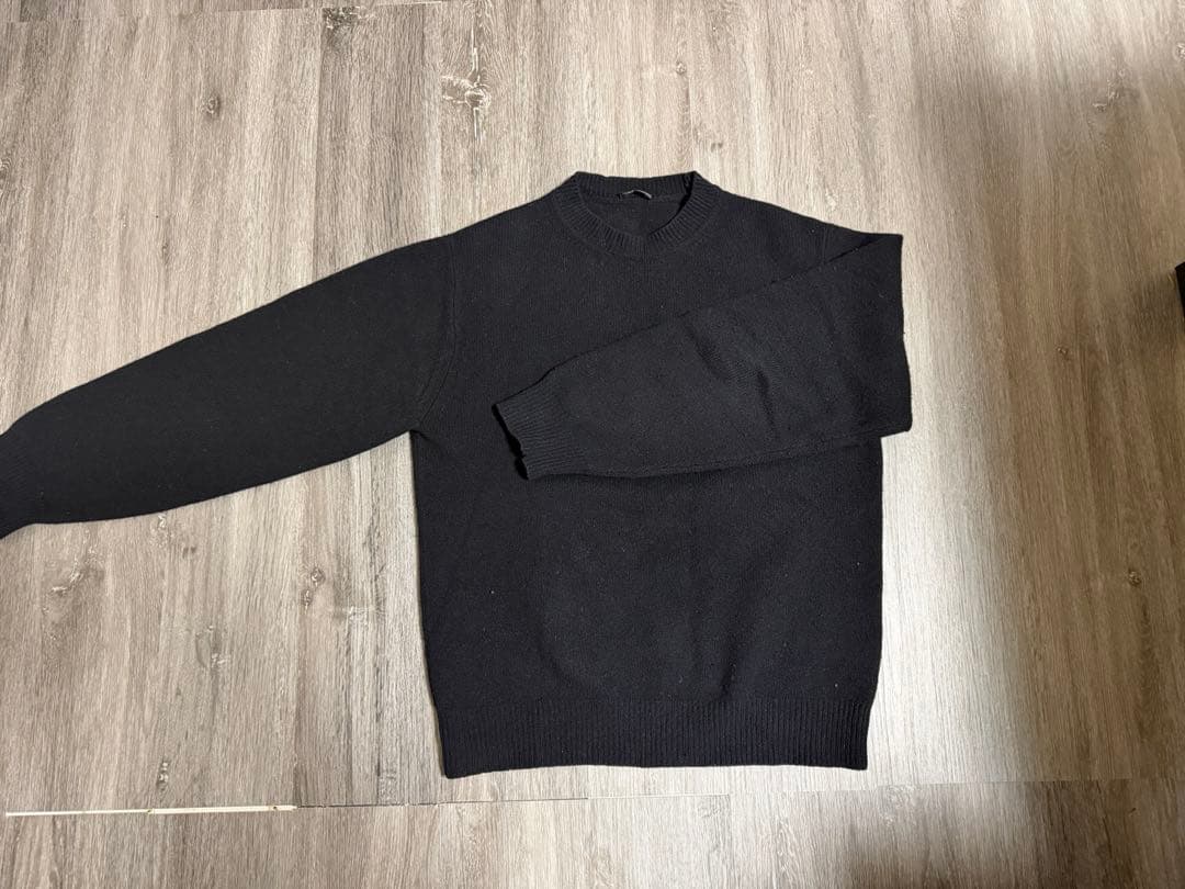 ブラック クルーネックニット