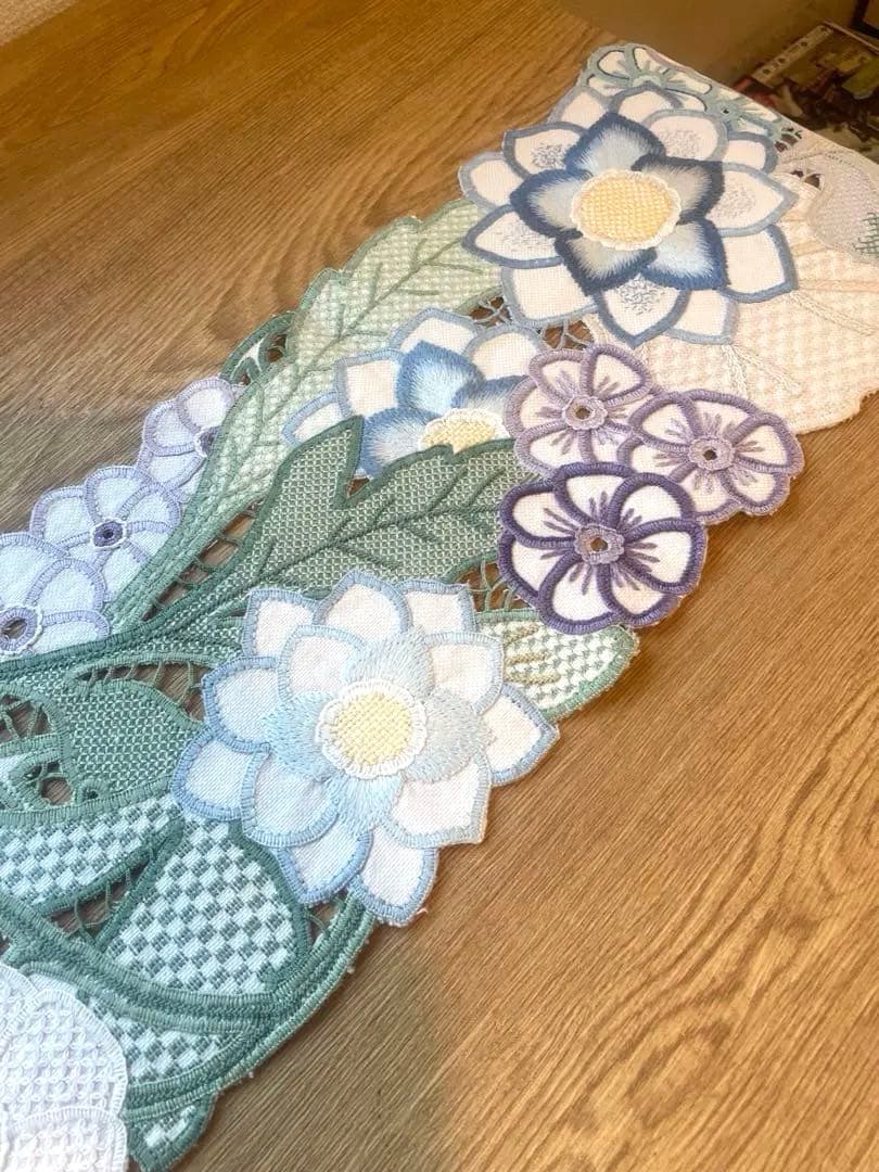 お値引き　戸塚刺繍作品　花柄テーブルセンター　ハンドメイド　130✖️20