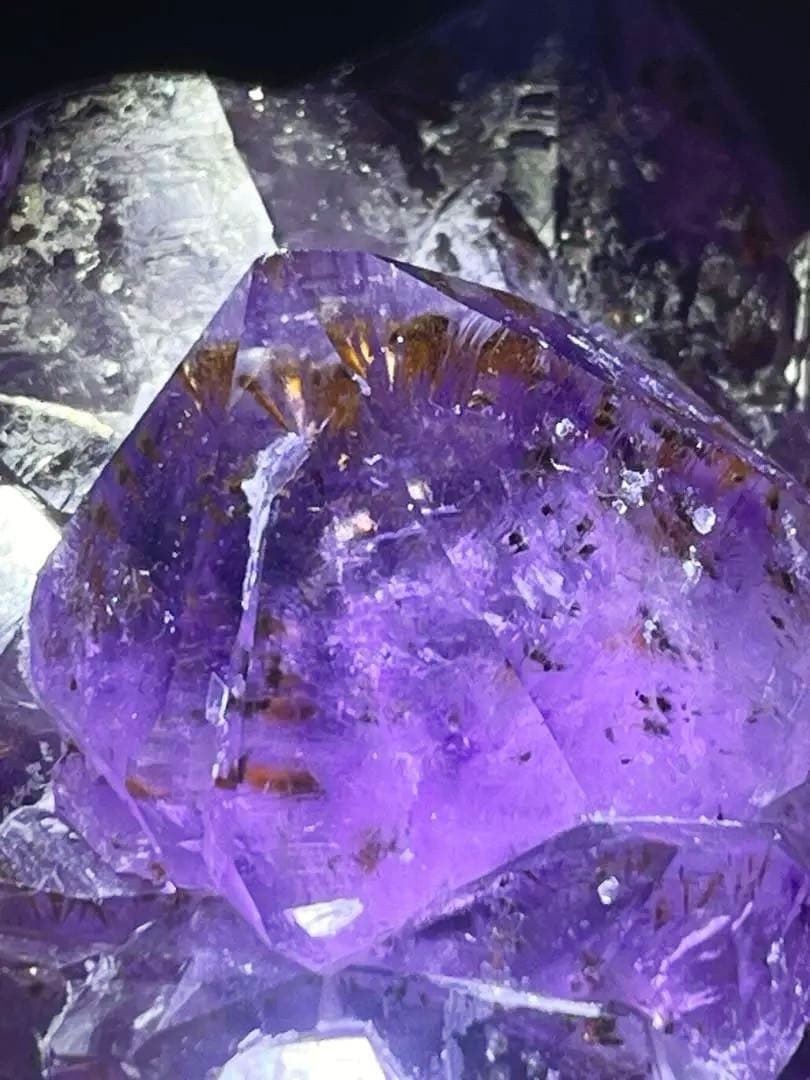 アメジストクラスター　原石　紫水晶　カルサイト　カコクセナイト　　天然石