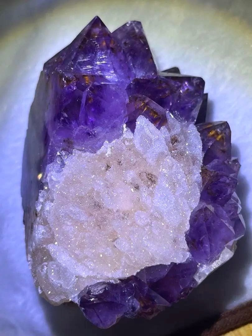 アメジストクラスター　原石　紫水晶　カルサイト　カコクセナイト　　天然石