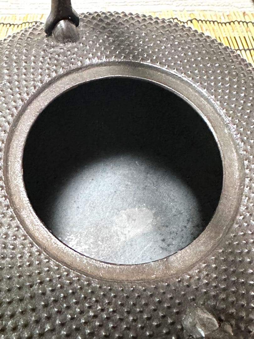 供箱等付属品付　南部藤枝工房　藤枝　昌行作　１２型アラレ　南部鉄瓶　南部鉄器