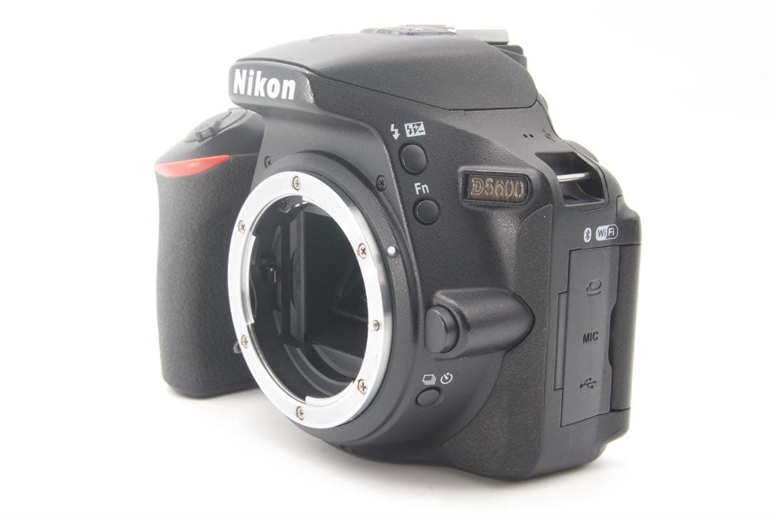 Nikon D5600 ダブルレンズ　単焦点　ポートレート　Wi-Fi搭載　美品