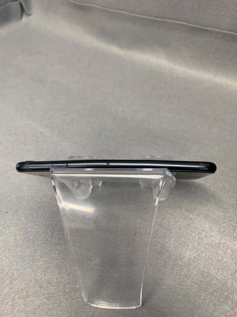 美品　国内版　SIMフリー　iPhoneSE-3 64GB ミットライト色