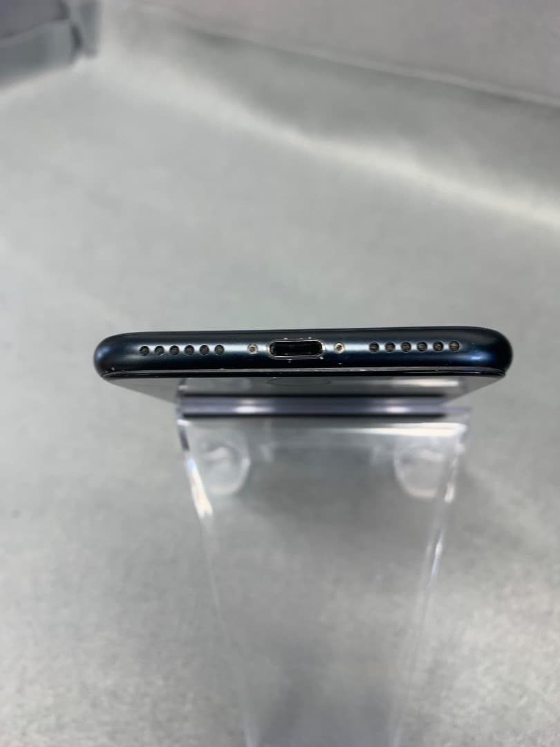 美品　国内版　SIMフリー　iPhoneSE-3 64GB ミットライト色