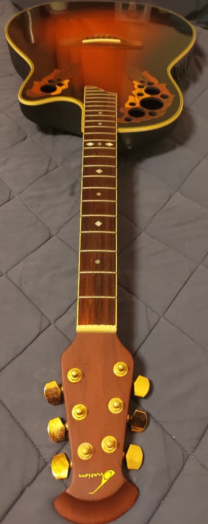 Ovation Celebrity Deluxe ハードケース、ストラップ付き