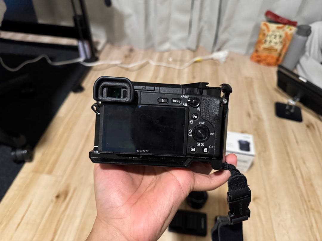 価格を値下げしました。 SONY α6400 ミラーレスカメラ レンズ3本付き