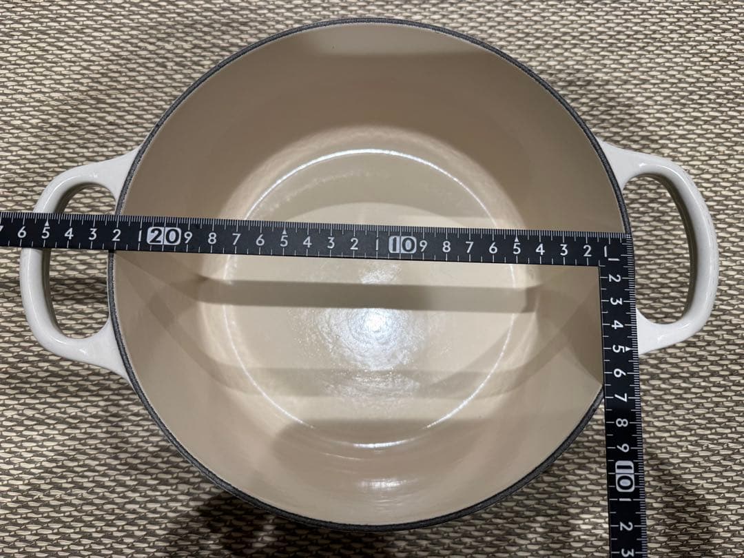 【けーき】 【美品】ル・クルーゼ ココット・ロンド 22cm メレンゲ