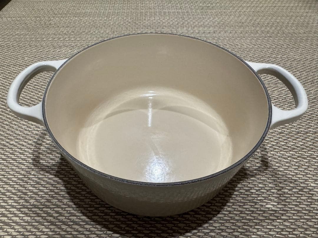 【けーき】 【美品】ル・クルーゼ ココット・ロンド 22cm メレンゲ