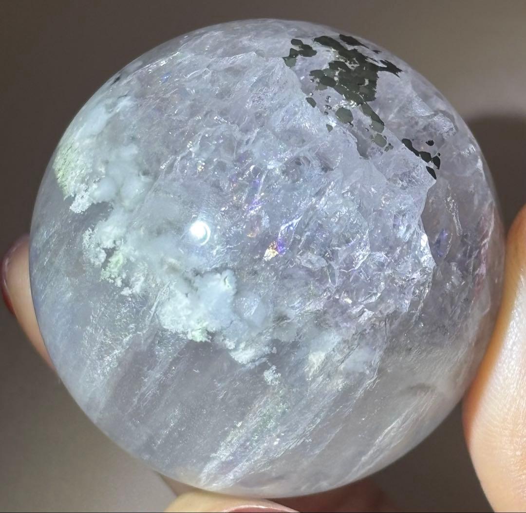 《セリサイト共生・虹彩結晶》パイライト イン フローライト＊スフィア　オーロラ虹