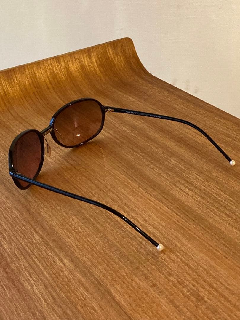 シャネル CHANEL サングラス　ロゴプレート パール飾り