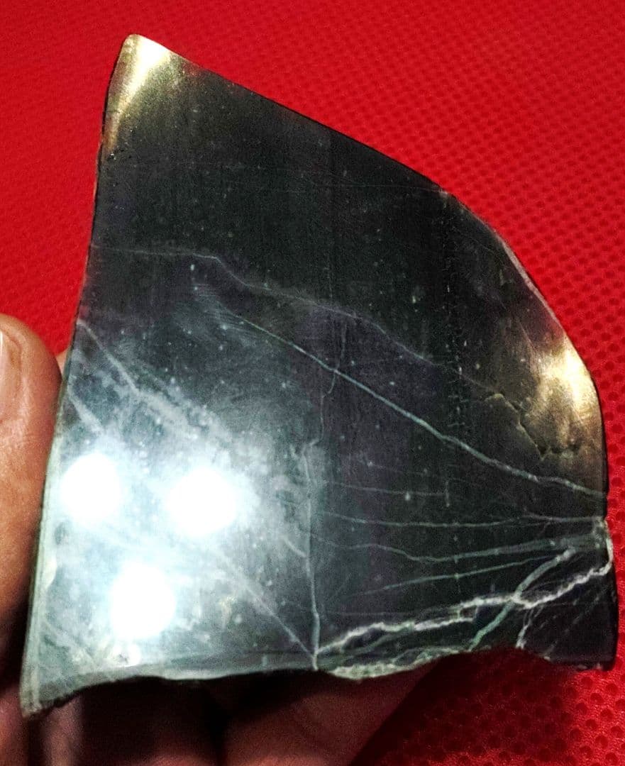 ★翡翠原石★幻の翡翠【秩父ブラックネフライト磨き407ｇ】