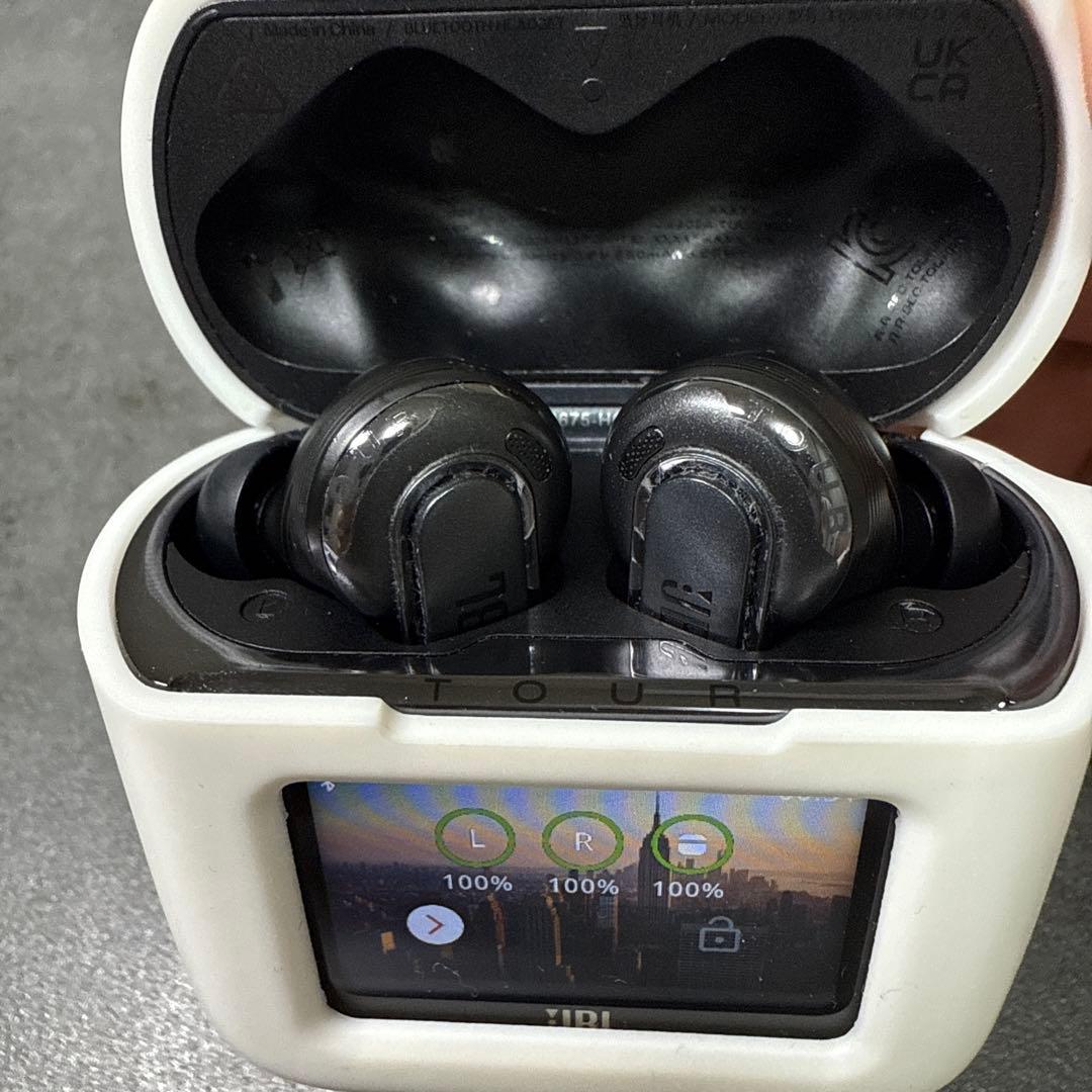 JBL tour Pro 3 ブラック　ホワイトシリコンケース付き
