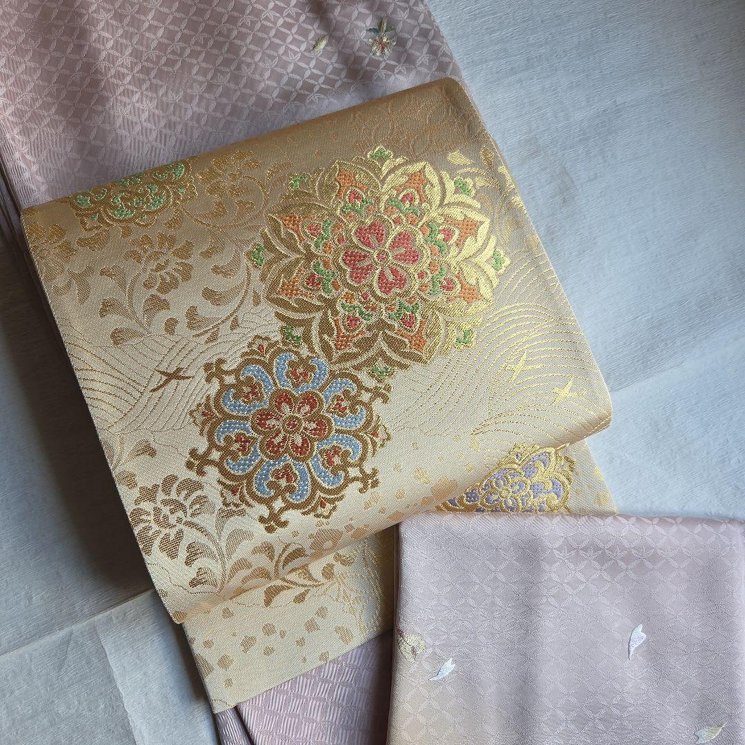 逸品を纏う　桜の刺繍　山口美術織物の付下げ