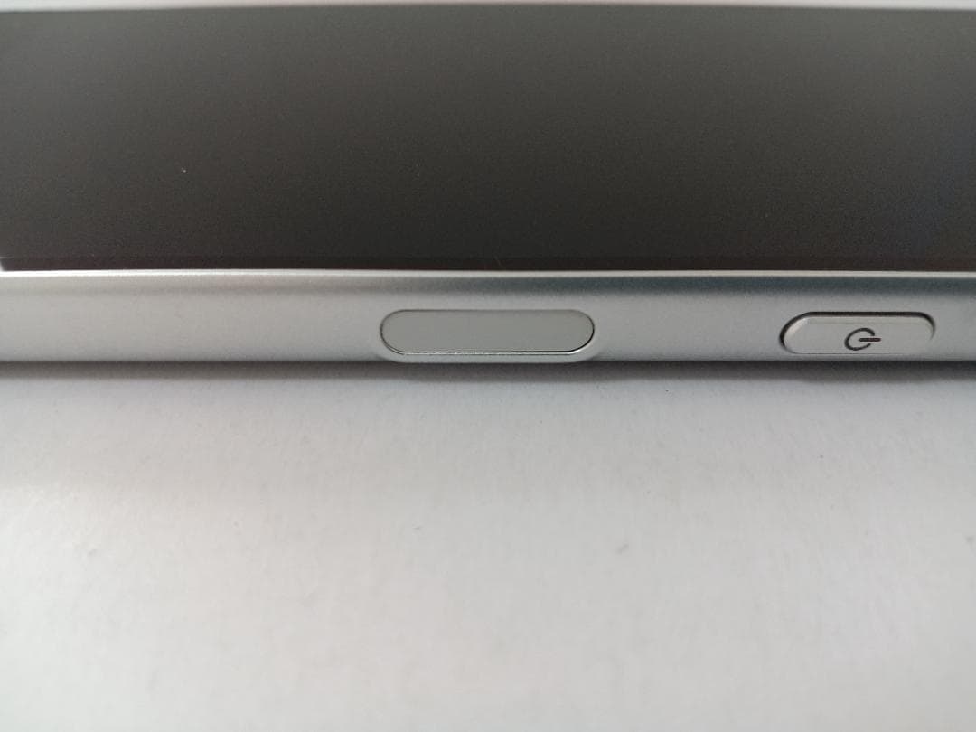 ☆ au BASIO active SHG09 シルバー