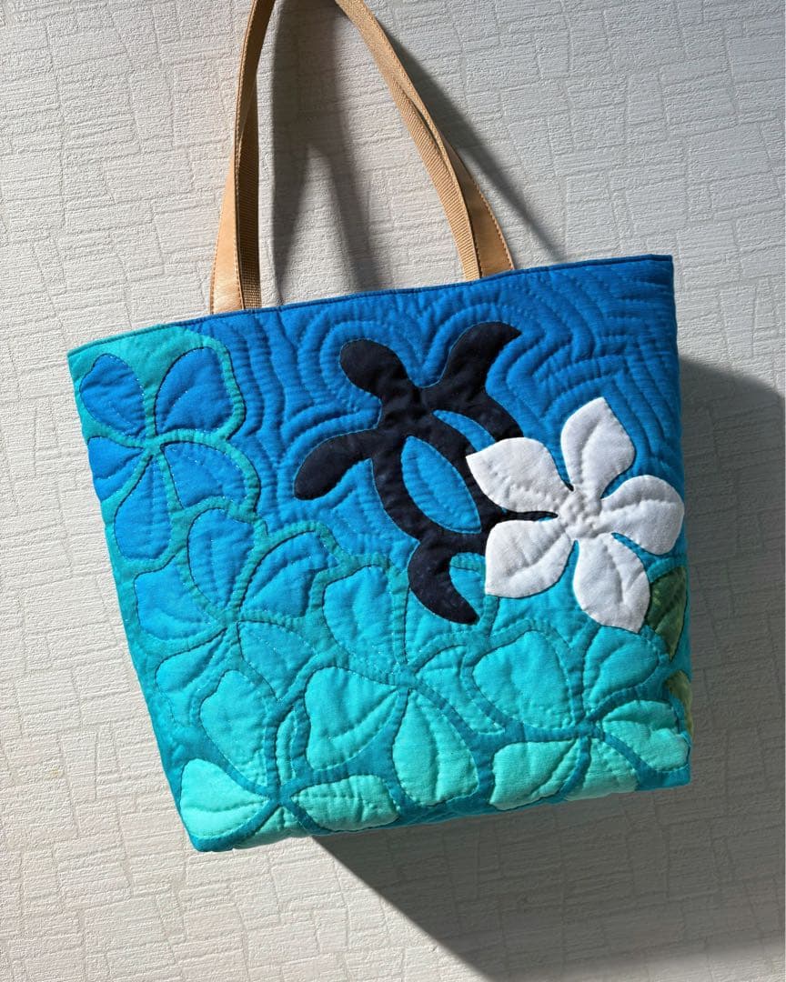 ハワイアンキルトトートバッグ　　　　　　グラデーションB 　　プルメリア&ホヌ