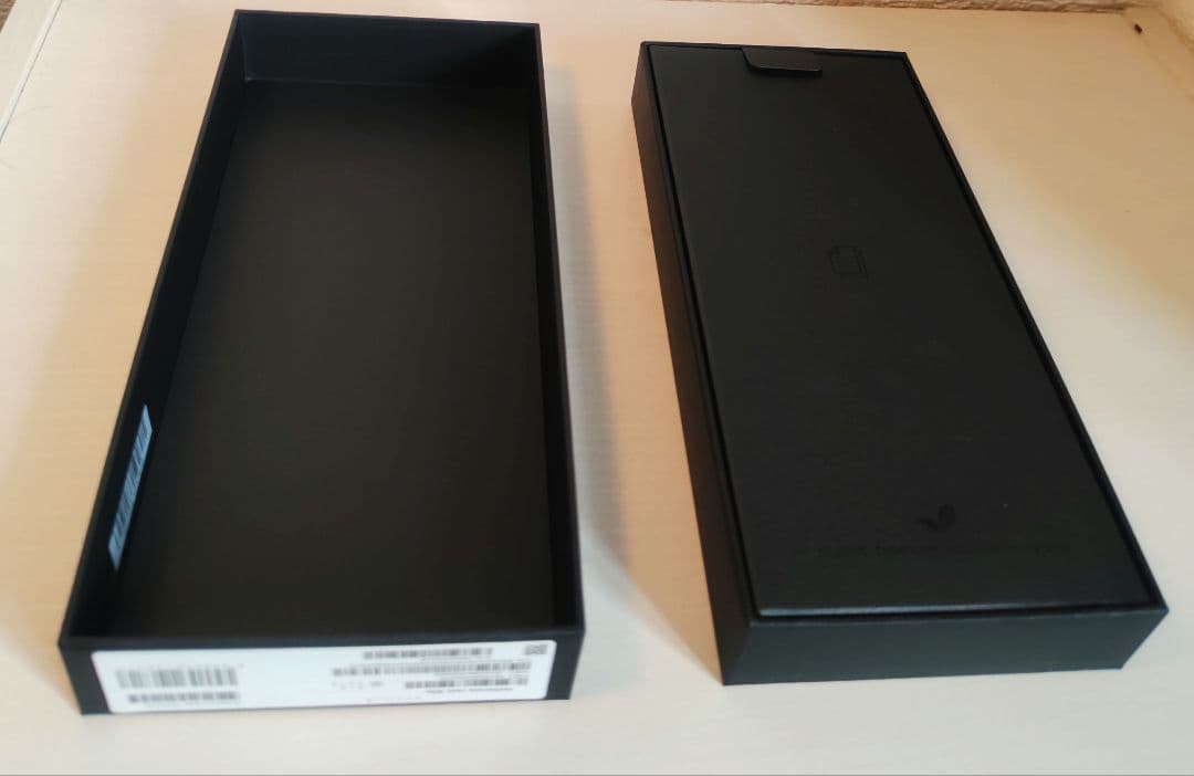 箱有 MOTOROLA razr 50s サンドクリーム