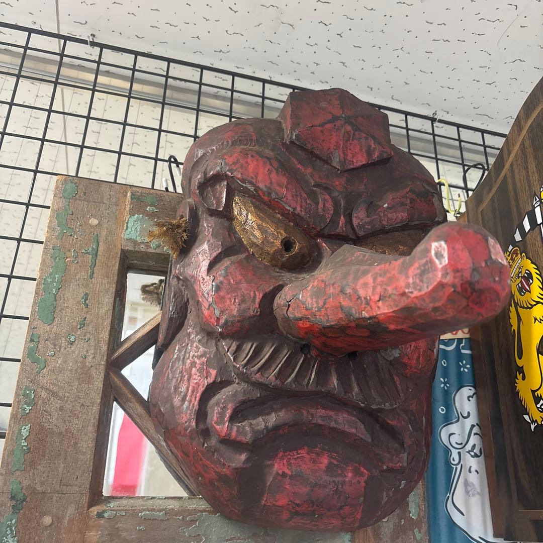 伝統的な彫刻面 赤黒