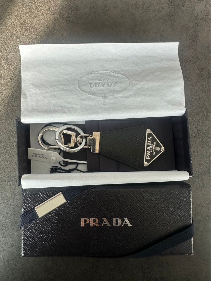 あ　PRADA トライアングルロゴ サフィアーノレザー キーチェーン