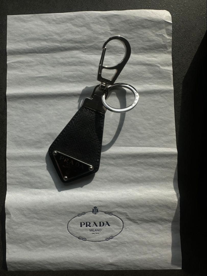 あ　PRADA トライアングルロゴ サフィアーノレザー キーチェーン