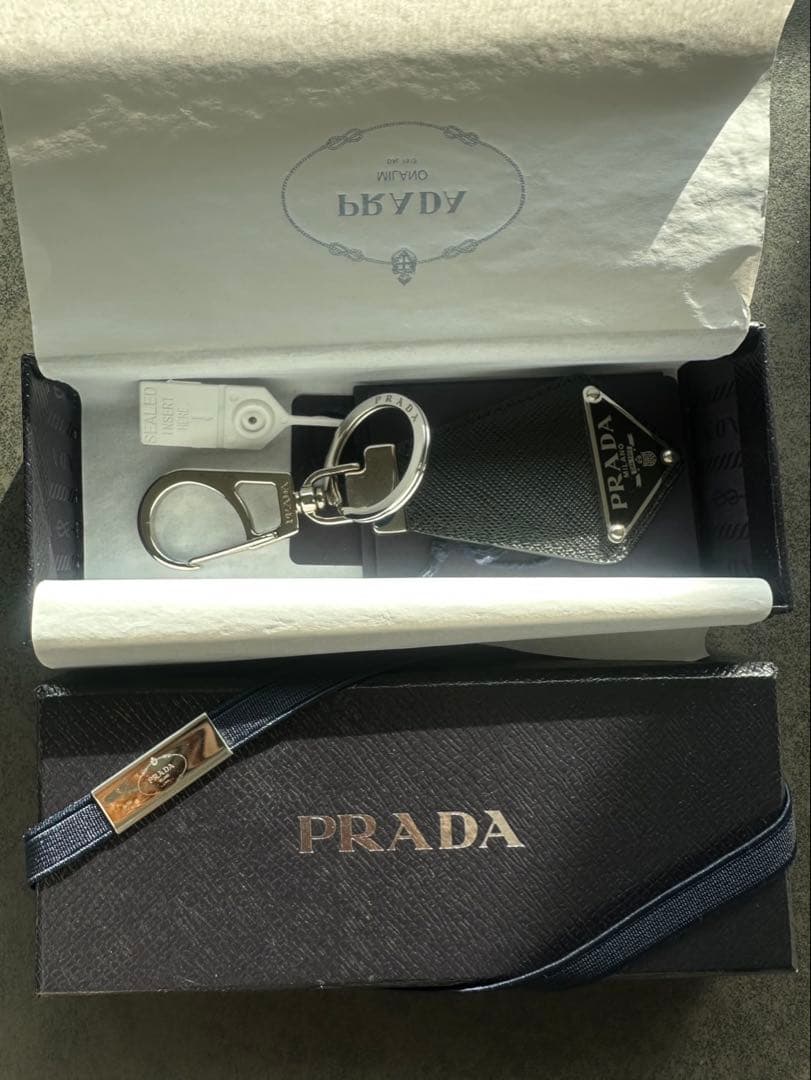 あ　PRADA トライアングルロゴ サフィアーノレザー キーチェーン
