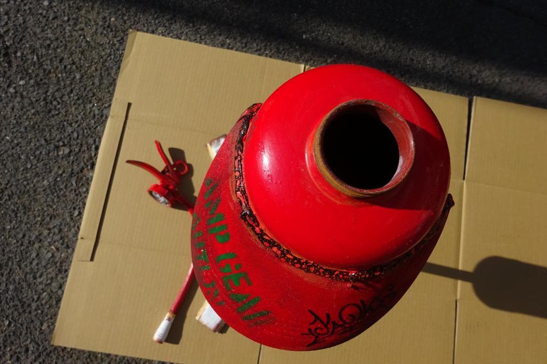 バンク オブジェ/飾り/アクセサリー 本物の消火器 落書き 郵便局ポスト