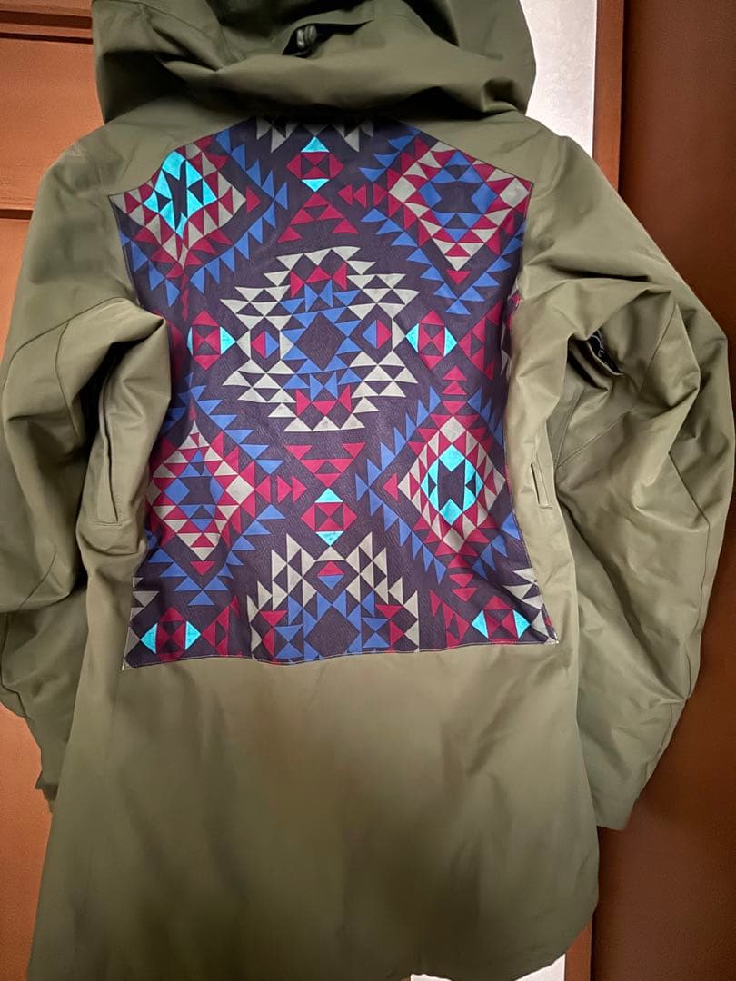オリーブ色 フード付きスノーボードジャケット