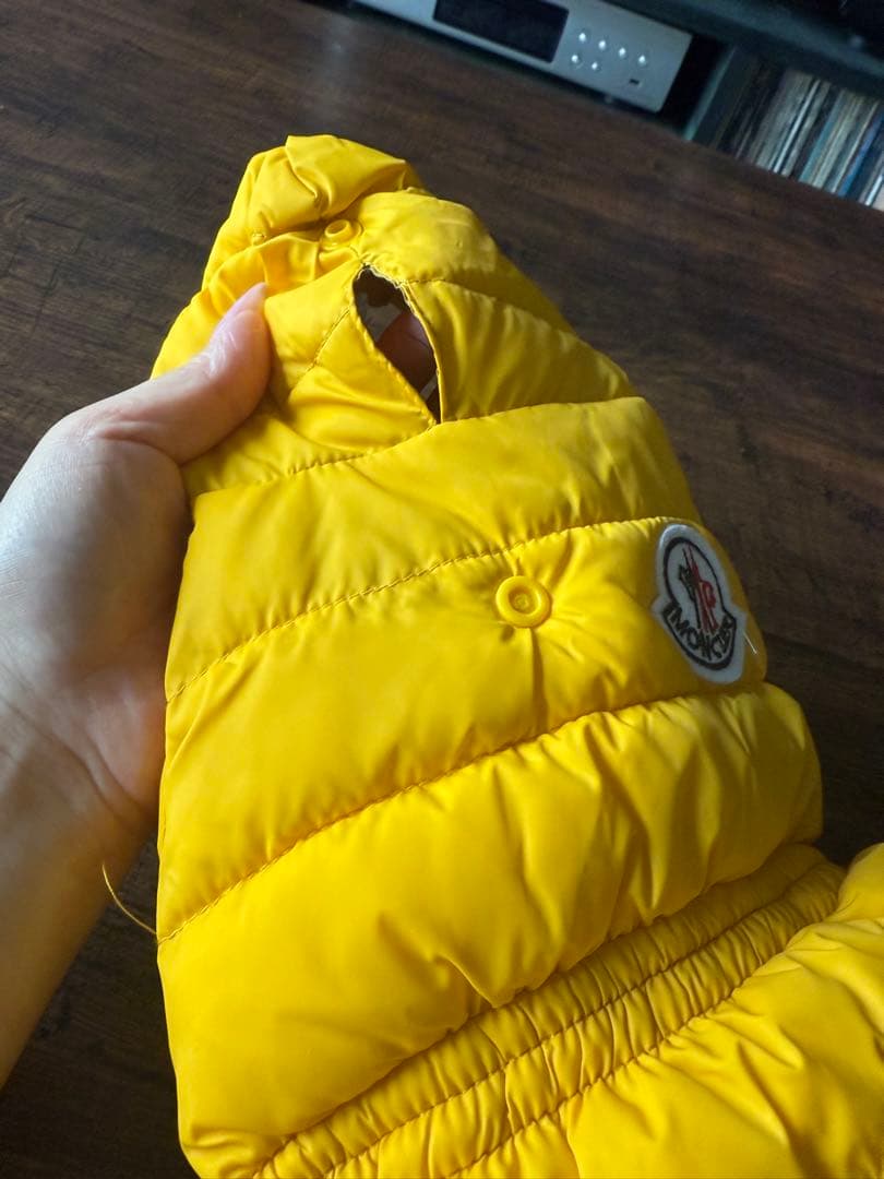 (SALE)注目【美品】MONCLER 犬服 フード付き黄色 小型犬用