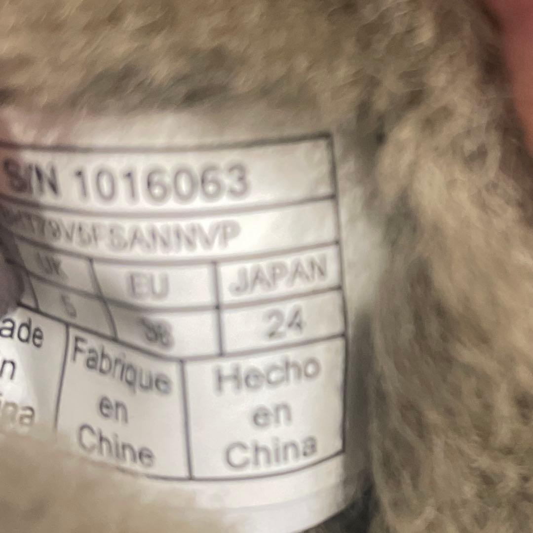 新品未使用　UGG カーキ　箱無し　ショートブーツ