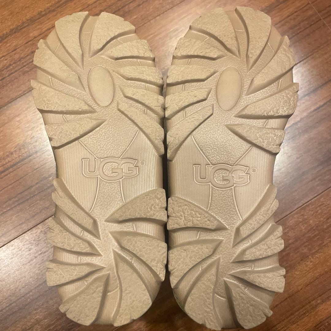 新品未使用　UGG カーキ　箱無し　ショートブーツ