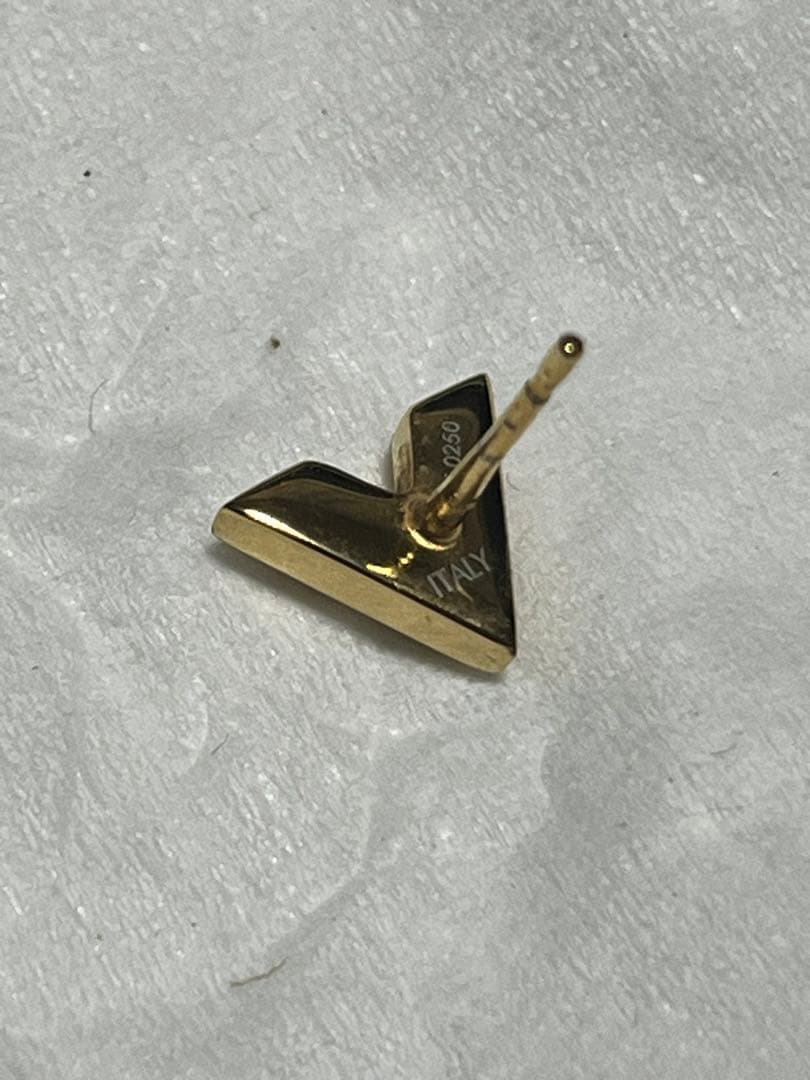 LOUIS VUITTON V字型ピアス(エッセンシャル片耳用)♡