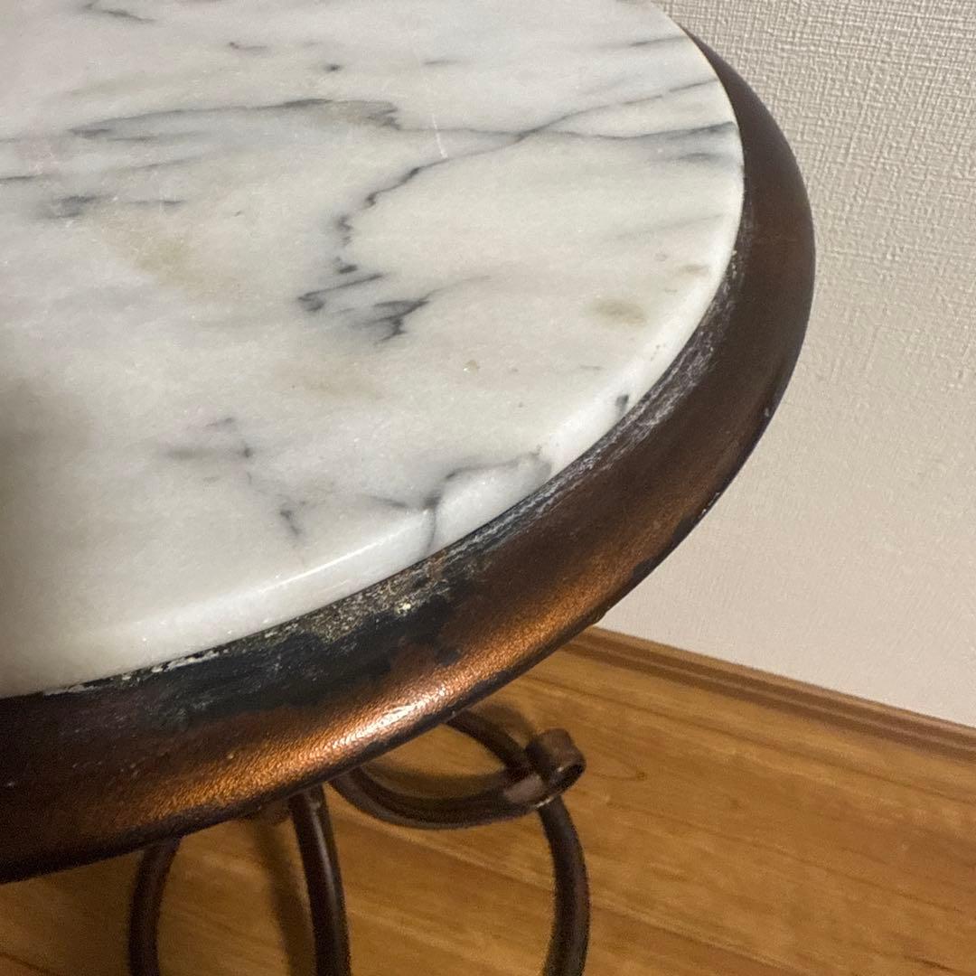 アンティーク　大理石天板の装飾的サイドテーブル