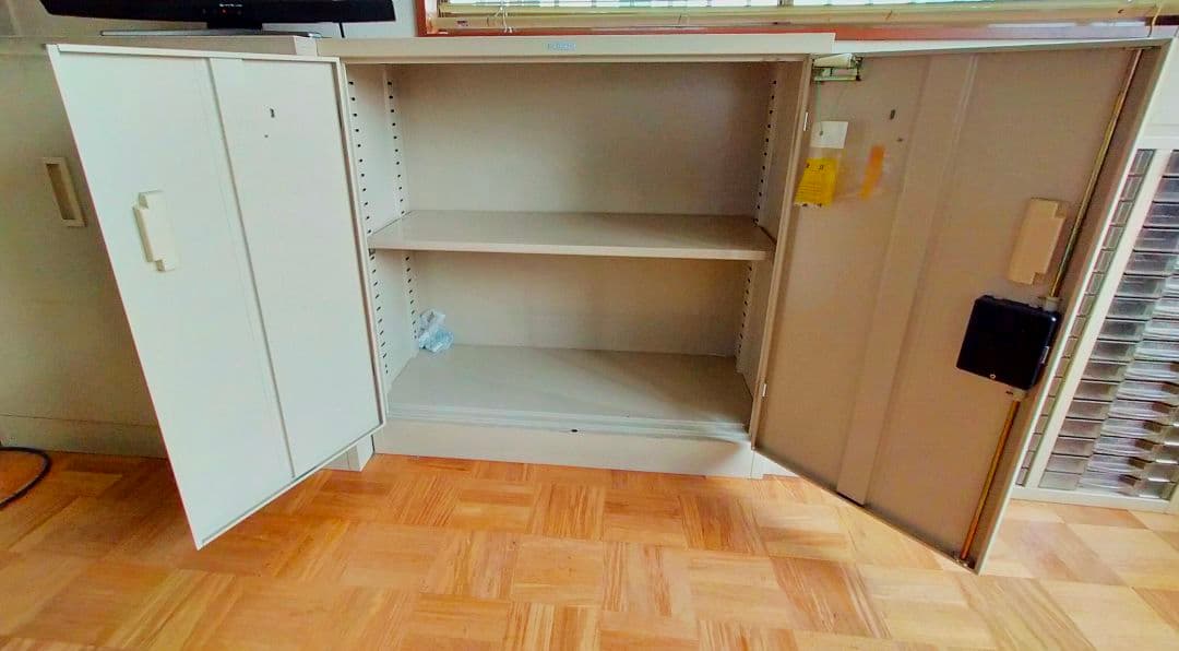 値下ライオン スチール書庫 ベース一体型 両開きキャビネット 中古　2個有り