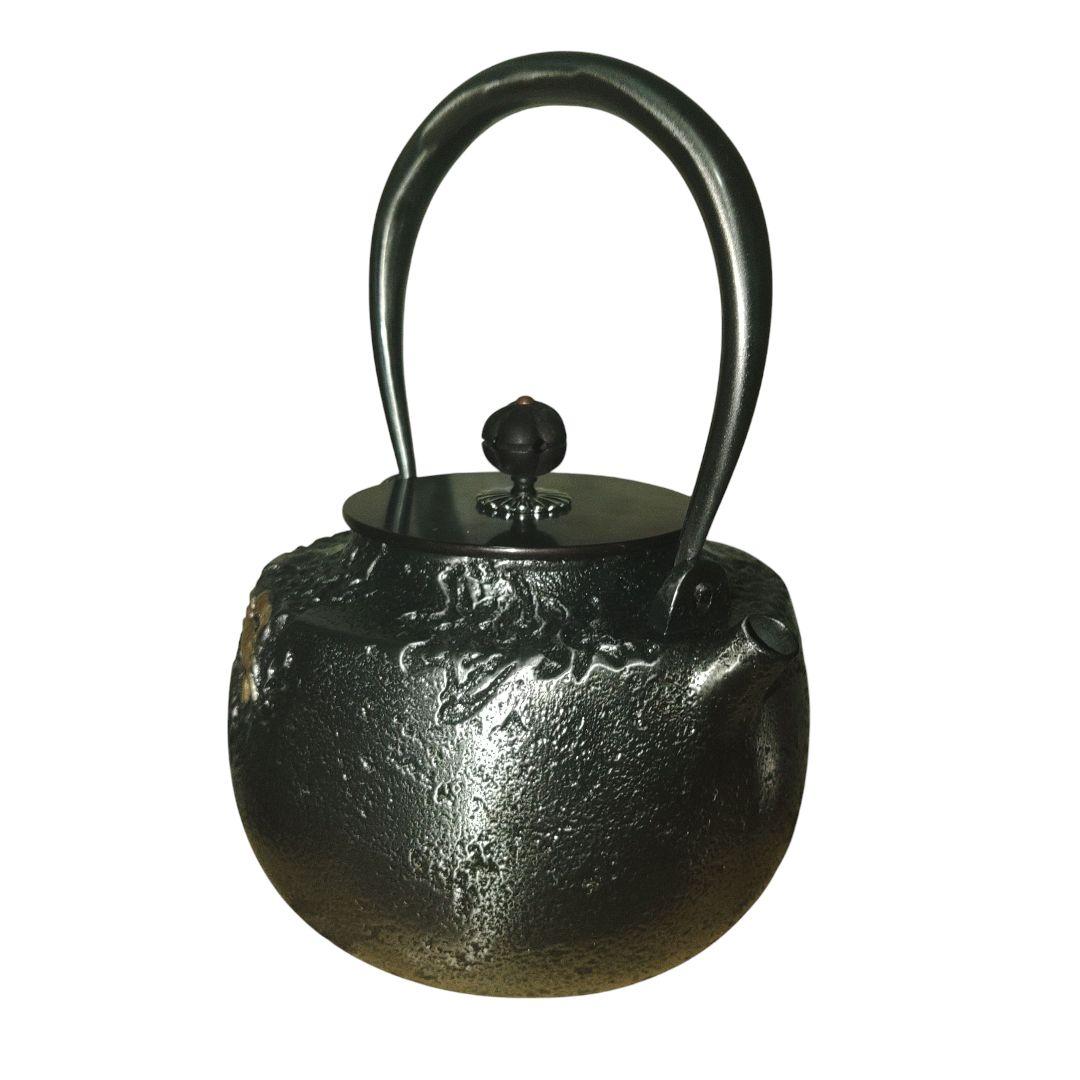 砂鉄　岩蟹像嵌付鉄瓶　銅蓋　共箱付　0.9リットル　茶道具　茶道