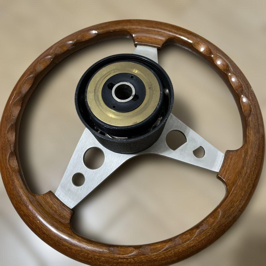 ウッドとアルミニウムのステアリングホイール