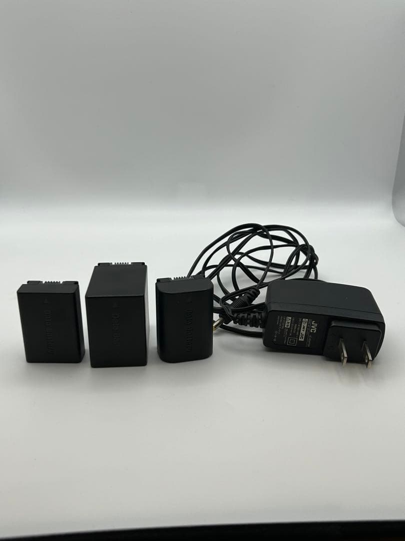 JVC ビデオカメラ　 GZ-E109-R レッド