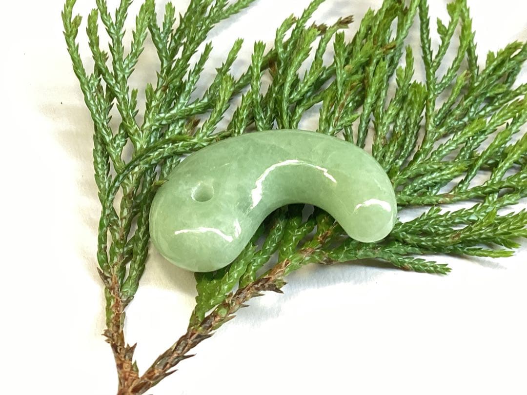 ✳1点特別安価卸し値段‼️ 緑色の糸魚川翡翠　外部鑑別書付　本物ジェダイト勾玉