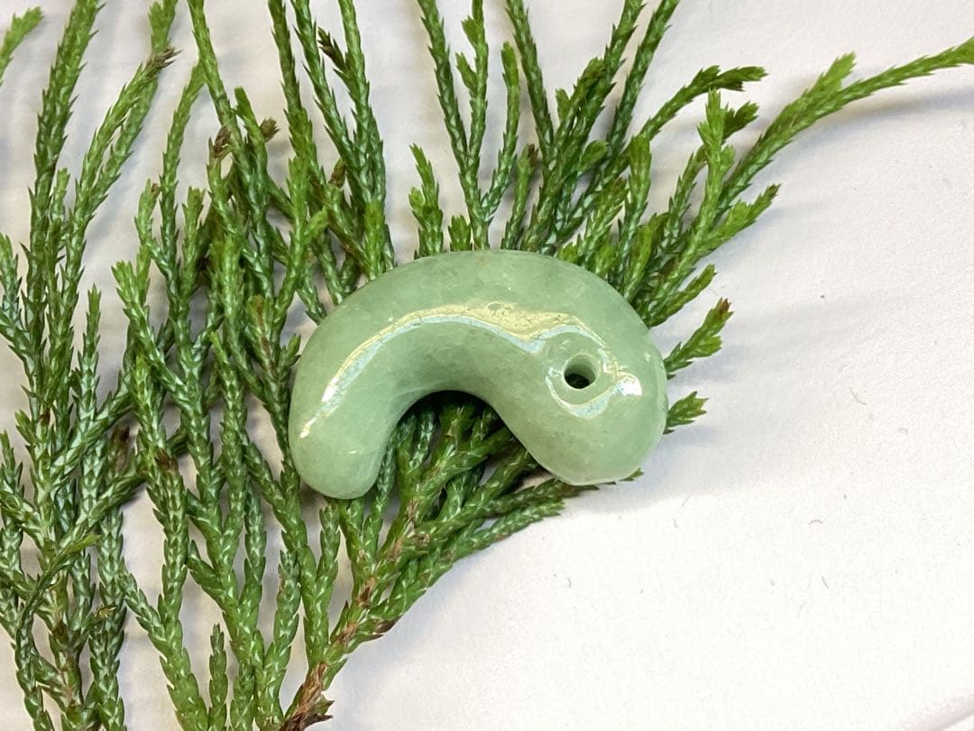 ✳1点特別安価卸し値段‼️ 緑色の糸魚川翡翠　外部鑑別書付　本物ジェダイト勾玉