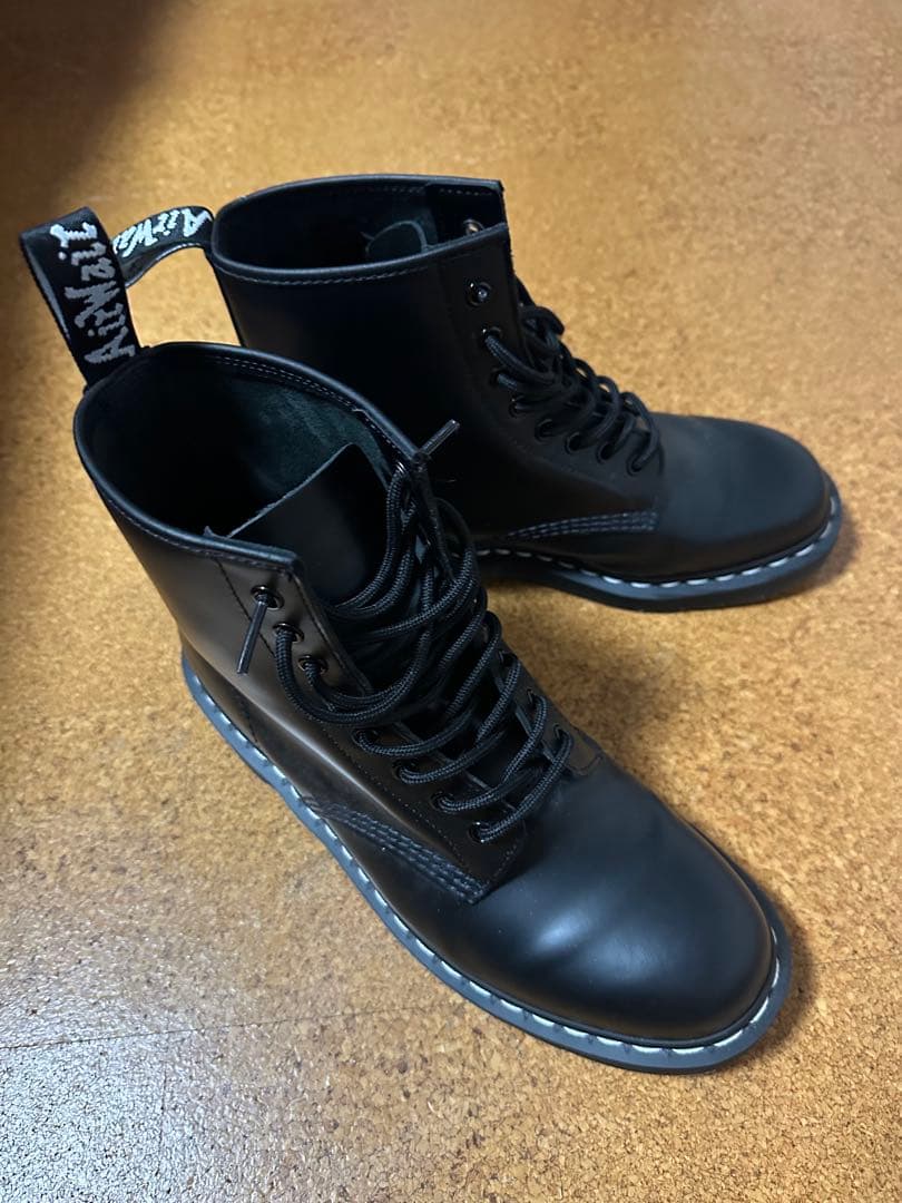 ドクターマーチン　8ホール　ホワイトステッチ