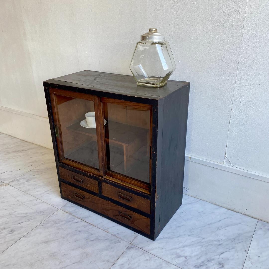 昭和レトロ ガラス戸 収納棚 黒枠 キャビネット 引き出し付き 古道具 食器棚