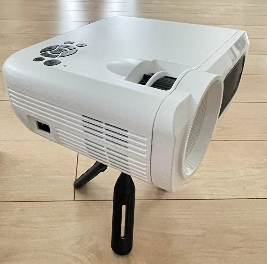値下げ❗️ 地デジチューナー搭載　ホワイトプロジェクター 本体 リモコン付き