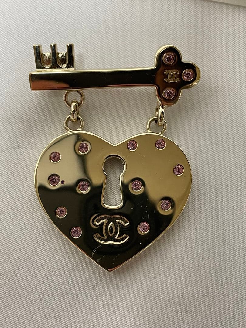 CHANELシャネル ラインストーンゴールド 金 ピンク メタル ブローチ袋付き
